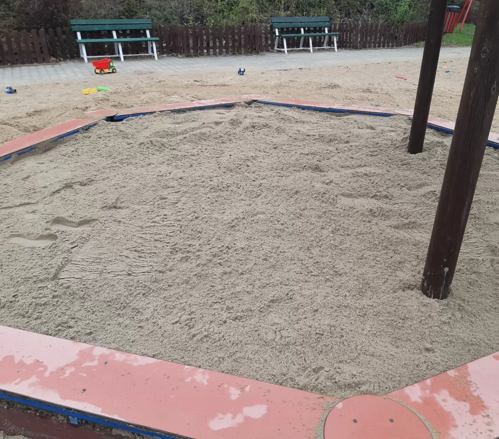 Wymiana piasku w piaskownicy Warszawa Praga